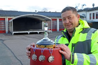 Premiere fürs Eisstockschießen: Auf dem Ernstthaler Weihnachtsmarkt wird um einen Wanderpokal gekämpft - Sven Weinhold zeigt sich mit Wanderpokal bestens aufs Eisstockschießen vorbereitet.