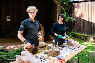 Premiere fürs „Herbstklopfen“ am Rochlitzer Berg: Wie am Porphyrhaus aus Laien begeisterte Bildhauer werden - Marko Fischer (52) und Nina Roßberg (49) aus Zwickau waren zwei der acht Teilnehmer beim ersten „Herbstklopfen“ auf dem Rochlitzer Berg.