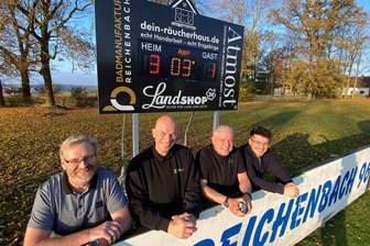 Premiere fürs „kleine Highlight“: Ein Reichenbacher Verein und die coole Idee seiner Sponsoren - Freuen sich am Spielfeldrand des „schönsten Rasenplatzes des Altkreises Reichenbach“ auf die Premiere am Samstag: Vereinschef Mike Müller sowie Steffen Roß, Mario Bochmann und Lukas Bochmann (von links) als Sponsorenvertreter.
