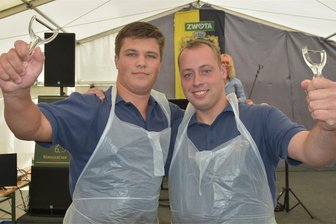 Premiere: Gaudi beim Erdäppl-Wettschälen in Zwota - Das 1. Zwoticher Erdäppl-Wettschälen gewannen Christian Schuster (rechts) und Dustin Röhlig von der Feuerwehr Oberzwota 3.