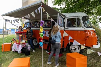 Premiere geglückt: So gut kam das erste Rebesgrüner Freiluft-Kino am Wasserturm an - Kino-Flair mitten in Rebesgrün: Dafür fuhr am Samstag der orangefarbene Robur-Bus des Vereins Insel-Kino vor.