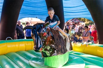 Premiere gelungen: Altmittweida feiert erstes Dorf- und Vereinsfest - Vor allem das Bullenreiten kam bei den jüngsten Besuchern gut an.