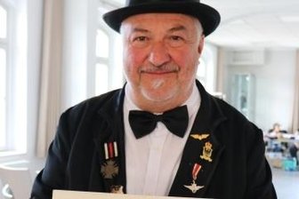 Premiere gelungen: Am Alten Bahnhof zieht Leben ein - Uwe Steinicke bot an seinem Stand auch Eisenbahn-Raritäten an.