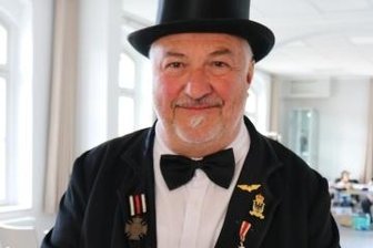 Premiere gelungen: Am Alten Bahnhof zieht Leben ein - Uwe Steinicke bot an seinem Stand auch Eisenbahn-Raritäten an.