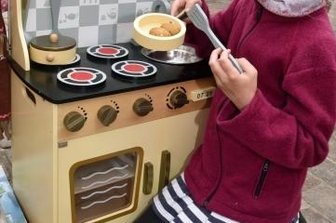 Premiere gelungen: Spielzeuge wechseln die Besitzer - Paula bot ihren Kinderküchenofen zum Verkauf an. 