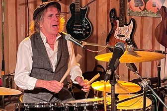 Premiere: Genesis-Meisterwerk erklingt im Agrarhof Gospersgrün - Corky Laing gastiert am Freitag erneut im Reichenbacher „Bergkeller“.