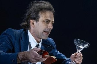 Martin Ennulat (links) und Holger Thews in einer Szene in "Hectors Reise oder die Suche nach dem Glück". Das Stück nach dem Roman von François Lelord feierte am Freitag in Freiberg auf der Großen Bühne des Mittelsächsischen Theaters Premiere.