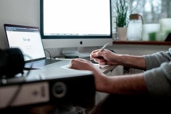 Premiere im Amt: Betriebsruhe am Jahresende - Beschäftigte des Landratsamtes sollen ab Oktober verstärkt im Homeoffice arbeiten, was Energie im Büro spart.