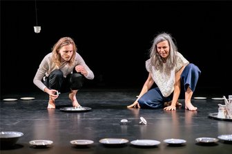 Premiere im Chemnitzer Figurentheater: Die Magie der Zerbrechlichkeit der Dinge - Jakob Ferdinand Lenk und Claudia Acker agieren in „KA:PUTT oder die sichtbare Seele der Dinge“ ganz ohne Worte.