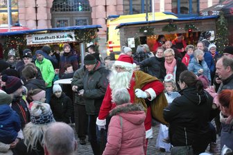 Premiere im Eisstockschießen: Weihnachtsmarkt Geringswalde gibt sich sportlich - Auch diesmal wird der Weihnachtsmann mit Ungeduld am Geringswalder Markt erwartet.