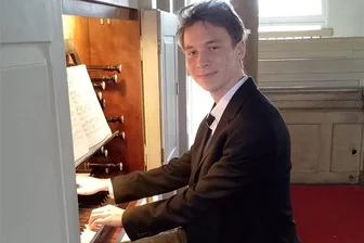 Premiere im Erzgebirge: 1. Auer Orgelsommer will ungewöhnlichen Reichtum an Instrumenten nahe bringen - Paul Reinhardt aus Hartenstein spielt zum Auftakt des 1. Auer Orgelsommers im Klösterlein Zelle.