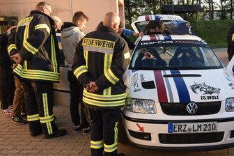 Premiere im Erzgebirge: 1. Rallyesprint in Lößnitz reizt nicht nur Hobbyfahrer - Der VW Polo von Lars Meyer aus den Reihen des MC Grünhain diente den Feuerwehrleuten aus Affalter als Testobjekt. Sie haben sich intensiv auf ihren Einsatz beim 1. ADAC-Rallyesprint in Lößnitz vorbereitet.