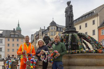 Premiere im Erzgebirge: 6000 Eier zieren ersten Osterbrunnen in Annaberg-Buchholz - Marco Hartmann vom Betriebshof, Yvonne Schröter vom Werbering und Handwerksmeister Michael Philipp (r.) haben beim Aufbau geholfen.