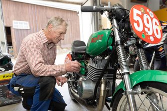 Premiere im Erzgebirge: Besucher können historische Fahrzeuge bestaunen - Harry Teucher aus Oberschaar tritt am Wochenende mit einem Eigenbau, einer MZ-RT 175, zur Premiere vor der eigenen Haustür an. Bei ihm laufen auch die organisatorischen Fäden für den 1. Oberschaarpreis zusammen.