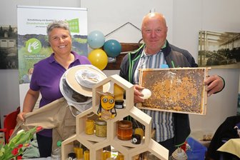 Premiere im Erzgebirge: Bildungsmesse führt Generationen zusammen - Rainer Lemke und Martina Brandt vom Imkerverein Stollberg.