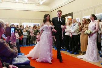 Premiere im Erzgebirge: Hochzeitsmesse in Marienberg weckt Lust auf mehr - Die beiden Modenschauen der Hochzeitsmesse „Herzensmomente" faszinierten in der Marienberger Baldauf-Villa ein großes Publikum.