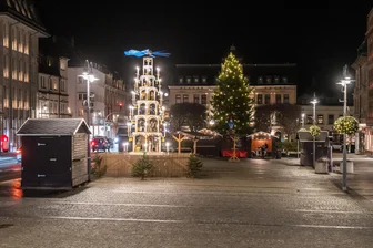 Premiere im Erzgebirge: So soll der erste Adventsmarkt der Händler laufen - Stimmungsvoll soll es am Wochenende auf dem Altmarkt in Aue zugehen.