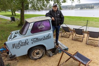 Premiere im Erzgebirge: Tattoo-Convention für einen guten Zweck - Am Nordufer des Stauweihers ist Sonntag eine Tattoo-Convention geplant. Im Bild Mitorganisator Daniel Minks.