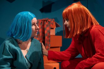 Premiere im Fritz Theater: Der Elefant, der sich nicht vertreiben lässt - Ioana-Elena Urda als Ana (links) und Alica Weirauch als Noni in „Der Elefant im Raum“. Das Stück von Iulia Grigoriu hatte am Samstag im Fritz Theater in Chemnitz Premiere.