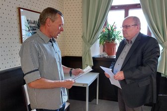 Premiere im Gemeinderat Muldenhammer: Wolfgang Schädlich leitet als neu gewählter Bürgermeister seine erste Sitzung - Thomas Gütter (Freie Wähler) vereidigt in seiner Funktion als stellvertretender Bürgermeister Wolfgang Schädlich (rechts) als neuen Bürgermeister. Schädlich hatte sich gegen Philipp Sandnder durchgesetzt, der mit dem Mandat der CDU angetreten war.