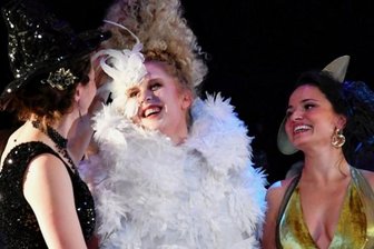 Premiere im Musiktheater: "Die lustigen Weiber..." - Die lustigen Weiber von Windsor: Szene mit Frank Blees (Falstaff), Lindsay Funchal (Frau Fluth), Kirsten Scott (Frau Reich) und Valerie Gels (Anna Reich).