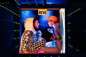 Premiere im Spinnbau „Hey, hey, hey Taxi!“: Wenn das Kind nicht schlafen will - Anna Lehotská und Jakob Ferdinand Lenk in „Hey, hey, hey Taxi!“ am Figurentheater Chemnitz.
