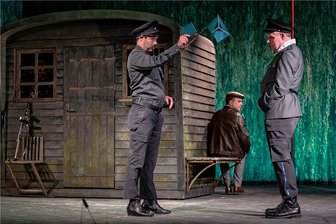 Premiere im Spinnbau: Schauspieldirektor rettet seine eigene Inszenierung - Mrschitzka (Christian Schmidt, links), Ferdinand Havlicek (Philipp von Schön-Angerer, Mitte) und Thomas Szamek (Dirk Glodde) in "Hin und Her". Die Posse von Ödön von Horváth feierte am Freitag in einer Inszenierung von Carsten Knödler am Schauspiel Chemnitz Premiere. Es war die erste Premiere im ehemaligen Werksgebäude des Spinnmaschinenbaus. Hier hat das Schauspiel übergangsweise Aufnahme gefunden.