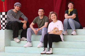 Premiere im Theaterhof Zwickau: „Alice im Wunderland“ als Open-Air-Erlebnis für Kinder - Im Stück spielen Joshua Dahmen, Philipp Rosenthal, Laura Götz und Sophia Bauer (v. l.).