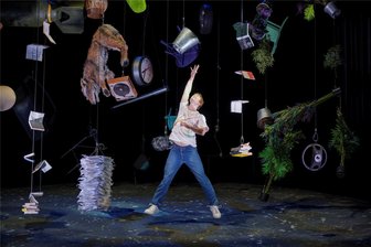 Premiere im Winterstein-Theater Annaberg-Buchholz: „Das Universum vs. Alex Woods – Die Zeit läuft“ mit wenig Zeit - Rouven Klischies als Alex Woods mit viel Unruhe an der Decke über ihm.