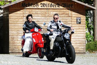 Premiere im Zschopauer Schloss: Biker geben sich das Ja-Wort - Am Samstag fuhren Sabine und Frank Schumann zur ersten Zschopauer Bikerhochzeit auf den Hof von Schloss Wildeck.