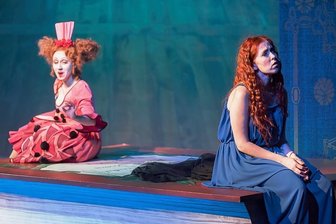 Premiere im Zwickauer Gewandhaus: Oper in der Oper - und manchmal des Guten zuviel - Zerbinetta (Nataliia Ulasevych, l.) versucht, die demoralisierte Ariadne (Mał-gorzata Pawłowska) mit ihrem Gesang aufzumuntern.