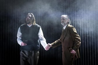 Premiere in Annaberg-Buchholz: Warten auf Tartuffe - Marvin Thiede als Tartuffe und Frank Siebenschuh als Orgon in „Tartuffe und der Profiteur“.