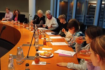 Premiere in Berlin: Kindergemeinderat aus dem Vogtland tagt im Bundestag - Wie die Großen. Der Kindergemeinderat Heinsdorfergrund bei seiner Tagung in einem Sitzungssaal des Bundestages. Begleitet wurden die Nachwuchspolitiker von Bürgermeisterin Marion Dick (Vierte von links).