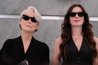 Premiere in Chemnitz: Der Teufel trägt Prada 2 als Lifestyle-Event - Miranda Priestly (Meryl Streep) und Andie Sachs (Anne Hathaway) in einer Szene aus „Der Teufel trägt Prada 2“.