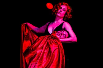 Premiere in Chemnitz: Ein Duo Infernale mischt Schiller-Klassiker auf - Alexander Ganz-Kuhl und Andrea Zwicky als Fiesco und Leonore in „Die Verschwörung des Fiesco zu Genua“ am Schauspiel Chemnitz.