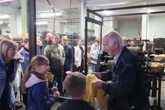 Premiere in Crimmitschau: Warum der Aktionstag in der Tuchfabrik hunderte Besucher anlockte - Manfred Fierke war einer der Helfer, die insgesamt rund 150 Teilnehmer durch das Textilmuseum in Crimmitschau führten. Diese besondere Veranstaltung soll voraussichtlich wieder stattfinden.