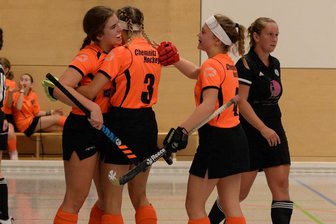 Premiere in der 2. Bundesliga wird für Chemnitzer PSV zur Lehrstunde - Zweimal hatten die jungen Hockeyfrauen des Chemnitzer PSV bei ihrer Zweitligapremiere Grund zum Jubeln. Am Ende gab es gegen den Erstligaabsteiger aus Osternienburg aber eine klare Niederlage.