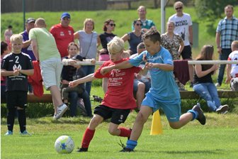 Premiere in der alten Heimat: Wahl-Nordlicht organisiert Nachwuchsturnier im Erzgebirge - In dieser Szene kämpfen die E-Junioren-Fußballer Cedric Herzog (r.) vom SV Eintracht Bermsgrün und Mats Heinsohn vom SV Harkebrügge um den Ball.