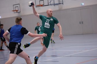 Premiere in der Ernst-Grube-Halle: Sachsens Unis ermitteln in Freiberg den ersten Hochschulmeister im Handball - Sonst im HSG-Trikot, diesmal für die Bergakademie auf Torejagd: Malte Eckert.