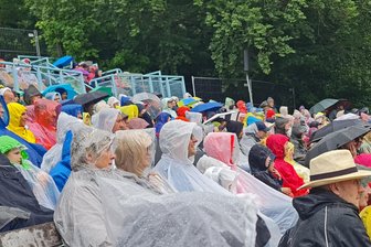 Premiere in Kriebstein fällt ins Wasser: „Blitz ist der größte Feind der Seebühne“ - Etwa eine halbe Stunde harrte das Publikum im Regen aus, dann musste die Premiere von „Peter Pan“ abgebrochen werden.
