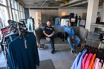 Premiere in Limbach-Oberfrohna: Innenstadt bekommt temporäres Fashion-Outlet - Marcel Eichhorn (links) und Jens Baumelt eröffnen am Donnerstag in Limbach-Oberfrohna den ersten Pop-up-Store. Hat das Konzept Zukunft?