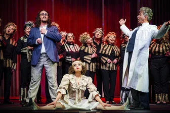 Premiere in Plauen: „Hoffmanns Erzählungen“ im Zerrspiegel toxischer Männlichkeit - Hoffmann (Daniel Schliewa) verliebt sich in die Puppe Olympia (Elisabeth Birgmeier), die ein Physiker (Marcus Sandmann) zusammenschraubte.