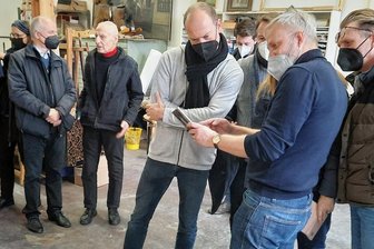 Premiere in Plauen: Papstmaler Michael Triegel schafft erstes Glasbild für sächsische Kirche - Interessenten aus Plauen und Dresden informierten sich dieser Tage bei Michael Triegel (vorn) in dessen Leipziger Atelier.