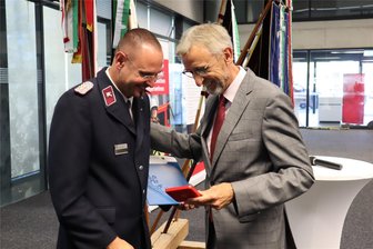 Premiere in Sachsen: Erzgebirger erstmals Präsident des Landesfeuerwehrverbandes - Gunnar Ullmann (l.), neuer Präsident des Landesfeuerwehrverbandes Sachsen und Sachsens Innenminister Armin Schuster.