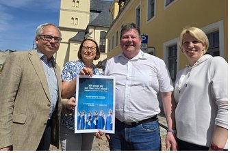 Premiere in Werdau: Großes Treffen der Spätaussiedler auf dem Marktplatz - Die Organisatoren: Friedemann Oehme (l.), Monika Schweikart (beide Landeskirche) und Pfarrerin Maria Grüner (r.). René Gentz (Öffentlichkeitsarbeit) hat als Rathausmitarbeiter an der Pressekonferenz teilgenommen.