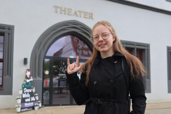 Premiere in Zwickau begeistert Besucher: Erstmals ein Theaterstück für Gehörlose gedolmetscht - Vor ihrem Lieblingsort: Lena Schicketanz zeigt die Gebärde ILY (für englisch „I love you“). Sie wird meistens im allgemeinen Sinne verwendet und soll eine positive (Zu)Stimmung ausdrücken.