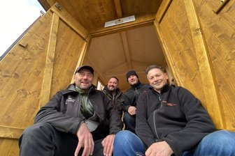 Premiere mit Selfie-Sessel und goldenem Buch in Neumark: So rollt der Weihnachtsmann den roten Teppich aus - Das Häuschen für den Weihnachtsmann steht. Samstag, 14 Uhr, ist alles einladend dekoriert.