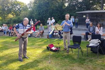 Premiere: Plauener genießen besonderes Konzert im Stadtpark - Diese Premiere war schon früh ein Erfolg: Bereits kurz nach Beginn des Freilichtkonzerts vom Theater Plauen-Zwickau und dem Vogtlandkonservatorium versammelten sich am Sonntag mehrere Hundert Besucher im Plauener Stadtpark. Dort fand ein musikalischer Spaziergang statt.
