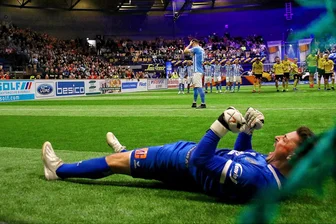 Premiere, Pleiten und Paraden: So lief das Hallenmasters für den VFC Plauen und den VfB Auerbach - Torhüter Maximilian Schlosser vom VfB Auerbach jubelt nach seinem gehaltenen Neunmeter im Halbfinale gegen Leon Damer vom Chemnitzer FC.