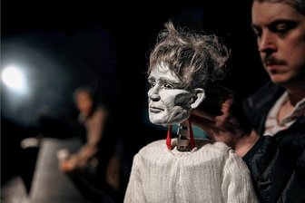 Premiere "Schimmelreiter" am Figurentheater Chemnitz: Crashkurs in Unvernunft und Deichbau - Arne van Dorsten und seine Figur Hauke Haien im Stück "Schimmelreiter" am Figurentheater Chemnitz.